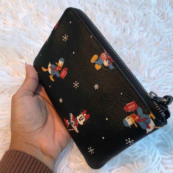 New 🎀 COACH Disney Corner Zip Wristlet With Holiday Print - Picture 7 of 7